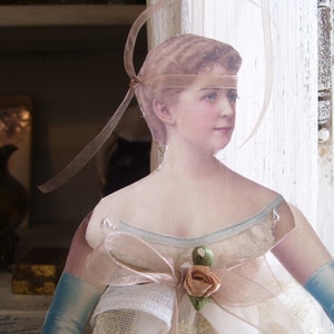 Viktorianische Papierfigur.Anhänger .Ballerina ...mit antikem Kleid und beweglichen Armen..aussergewöhnlich schön