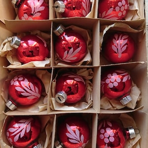 12 oude kerstboomballen,broedge,beschilderd met nostalgisch patroon.In warm rood. Jaren 50-60.Afkomstig uit Lauscha