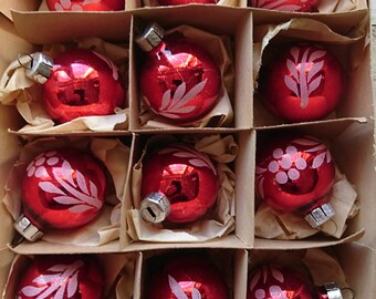 12 old Christmas tree baubles,broedge,painted with nostalgic pattern.In warm red.. 50-60s.From Lauscha