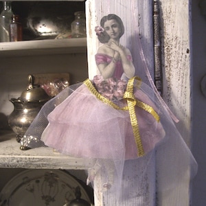 Bailarina, hecha de cartón resistente.altura bellamente decorada de unos 22 cm