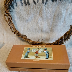 Antieke chocoladedoos, gemaakt van karton. Van Patrick Chapon, nostalgie uit Frankrijk. Jaren 70. Zeldzaam en zeer mooi. Prachtige decoratie.
