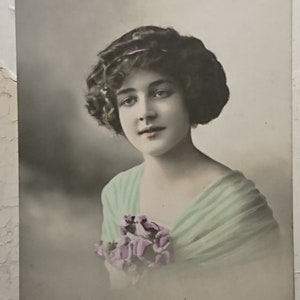 Cartão postal antigo de 1915.Belle Epoque.Retrato de mulher.mulher bonita.Brocante,Vintage,Art Deco