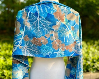 Écharpe à imprimé écologique Blue Dreams, imprimé floral, enveloppe de soirée botanique bohème, fleur bohème bleue, peinture sur soie, vêtement unique en son genre, style art nouveau