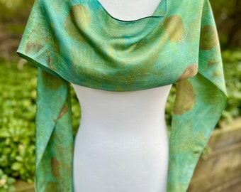 Meadow Bloom botánicamente impreso índigo teñido bufanda de seda ecoprint boho tela patrón floral verde azulado tela teñida naturalmente casa de hadas