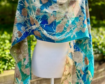 Foulard bohème imprimé botanique fantaisie florale soie peinte tissu patchwork bleu vert fleur nature motif soirée wrap accessoire boho