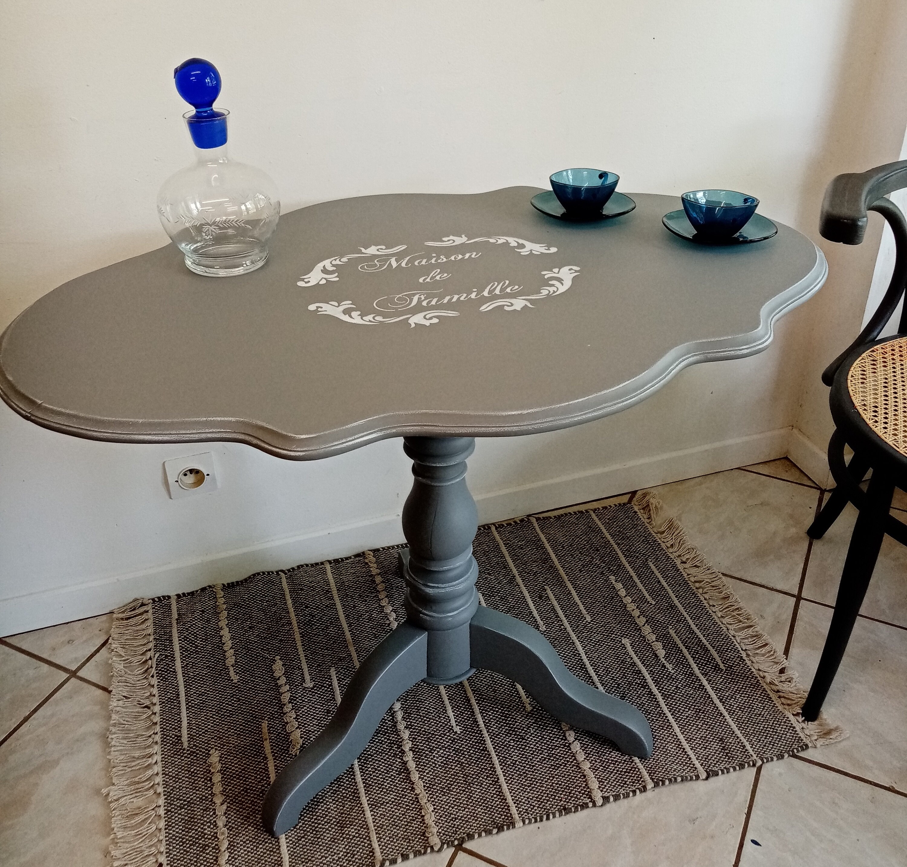 Table en Bois Grise Pliante d'appoint Forme Violon