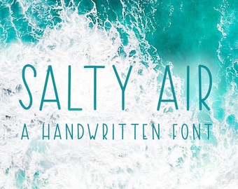 Pode incluir: A imagem apresenta as palavras "SALTY AIR" em fonte cursiva turquesa, com "A HANDWRITTEN FONT" abaixo. O fundo é uma fotografia de ondas oceânicas em tons de turquesa e branco, criando um tema costeiro.