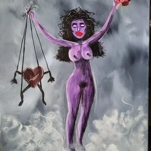 Pu&ograve; includere: Un dipinto di una donna con la pelle viola e lunghi capelli neri. Tiene un cervello rosso in una mano e un cuore su una corda nell'altra. Lo sfondo &egrave; un cielo nuvoloso grigio e bianco.