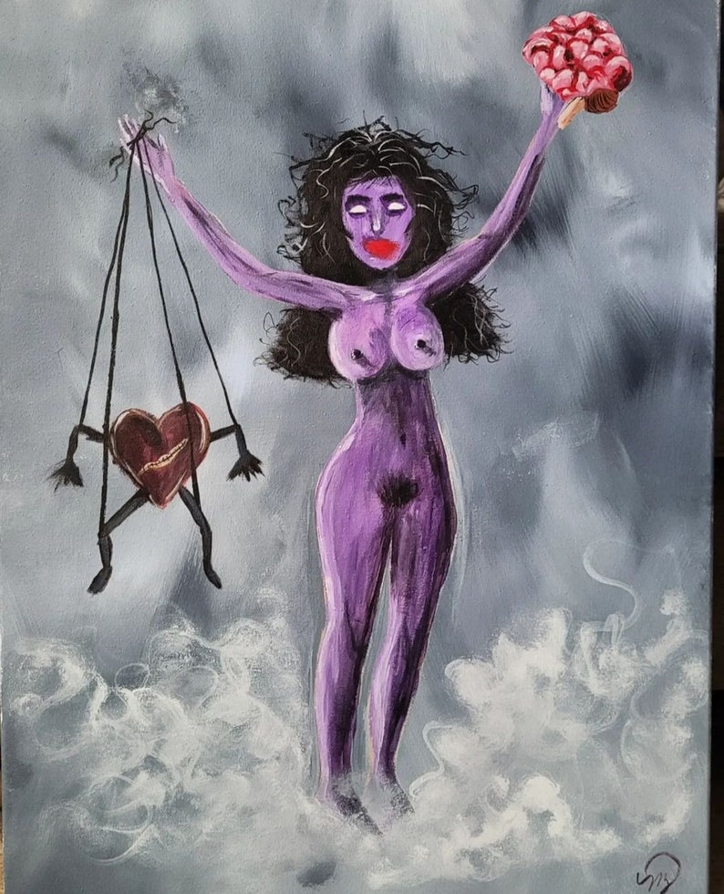 Pu&ograve; includere: Un dipinto di una donna con la pelle viola e lunghi capelli neri. Tiene un cervello rosso in una mano e un cuore su una corda nell'altra. Lo sfondo &egrave; un cielo nuvoloso grigio e bianco.