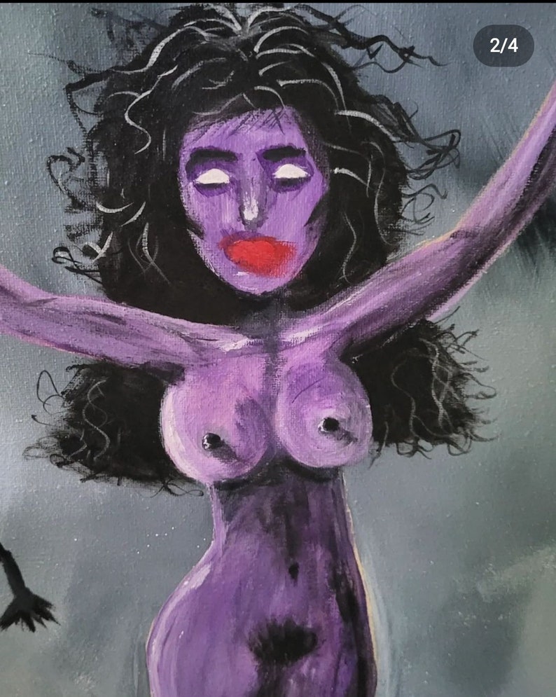 Pu&ograve; includere: Un dipinto di una donna con la pelle viola e lunghi capelli neri, le braccia distese. Lo sfondo &egrave; grigio scuro con un tocco di blu.