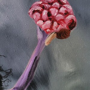 Pu&ograve; includere: Primo piano di uno stelo dipinto di viola con un fiore rosa e rosso a forma di cervello in cima. Lo sfondo &egrave; grigio e testurizzato.