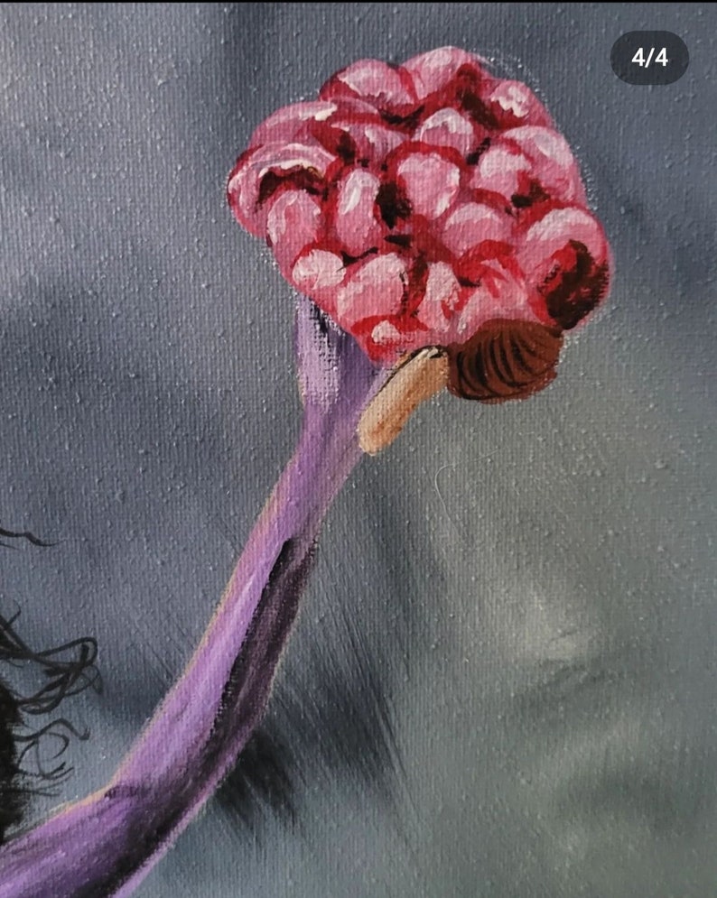 Pu&ograve; includere: Primo piano di uno stelo dipinto di viola con un fiore rosa e rosso a forma di cervello in cima. Lo sfondo &egrave; grigio e testurizzato.