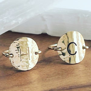 Bague disque initiale or 14 carats, bague disque, bague personnalisée, bague disque, bague nom, bague mot, bague estampage, bague pièce de monnaie, bague initiale