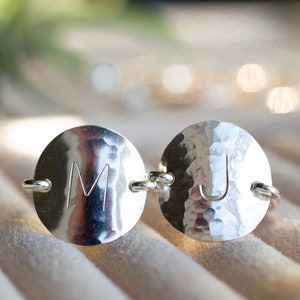 Bague disque une lettre, bague disque initiale, bague personnalisée, bague disque, bague nom, bague mot, bague estampage, bague pièce de monnaie, bague initiale