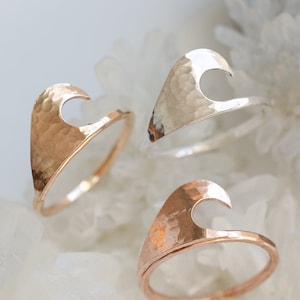 Anillo de onda martillada: anillo apilable relleno de oro de 14 quilates