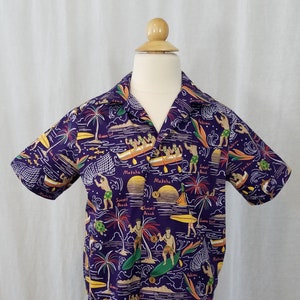 Puede incluir: Una camisa de botones de manga corta de color morado con un estampado hawaiano colorido que presenta surfistas, palmeras y las palabras "Sunset Beach", "Makaha" y "Queen Surf".