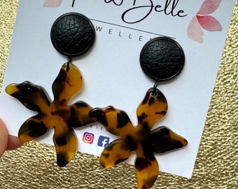 Leather earrings with 12mm black leather stud and tortoise shell resin flower. Stainless steel post. Hypoallergenic. Light weight earring.