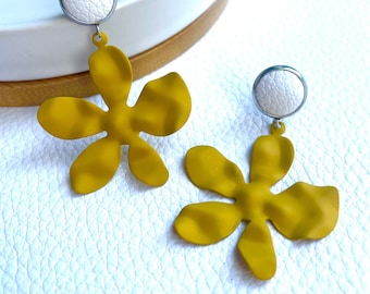 Yellow/mustard daisy flower earrings with 10mm leather stud. Hypoallergenic stainless steel. Butterfly back. Floral earrings.