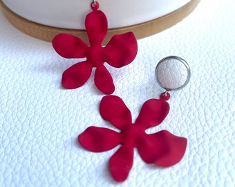 Red daisy flower earrings with 10mm leather stud. Hypoallergenic stainless steel. Butterfly back. Floral earrings.