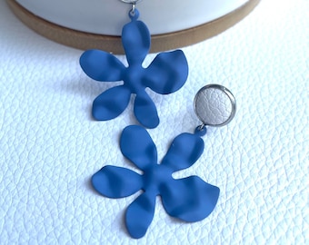 Blue daisy flower earrings with 10mm leather stud. Hypoallergenic stainless steel. Butterfly back. Floral earrings.
