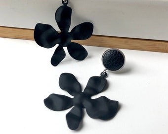 Black daisy flower earrings with 10mm leather stud. Hypoallergenic stainless steel. Butterfly back.