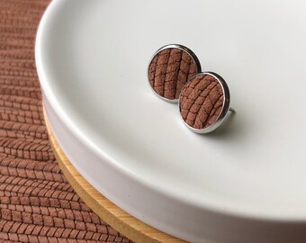 Leather studs Bamboo Weave in pecan print. Hypoallergenic surgical stainless steel bezel.