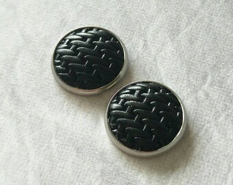 Leather studs in black zigzag print. Hypoallergenic surgical stainless steel bezel.