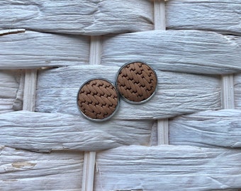 Leather studs in caramel zigzag print. Hypoallergenic surgical stainless steel.