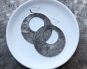 Leather earrings - The Eclipse in antique silver. Round earrings. Hypoallergenic sterling silver hooks. Light weight earrings.