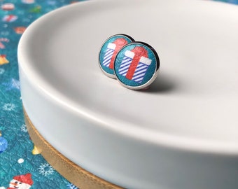 Leather studs in Present print. 12mm. Hypoallergenic surgical stainless steel bezel.