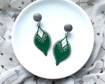 Green filigree leaf earrings with 10mm silver leather stud. Hypoallergenic stainless steel. Butterfly back. Green earrings.