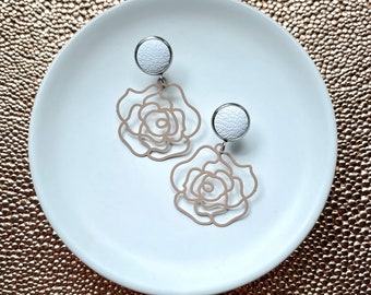 White and beige rose dangle earrings with 12mm leather stud. Hypoallergenic stainless steel. Rose dangle earrings. Butterfly back.