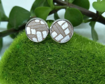 Leather studs in white & beige zigzag zag. Hypoallergenic surgical stainless steel bezel.