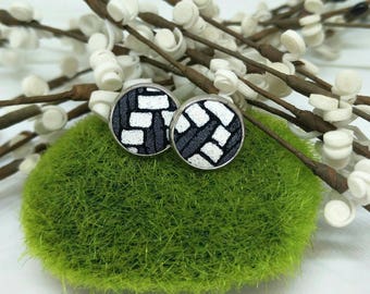 Leather studs in grey & white zigzag print. Hypoallergenic surgical stainless steel bezel.