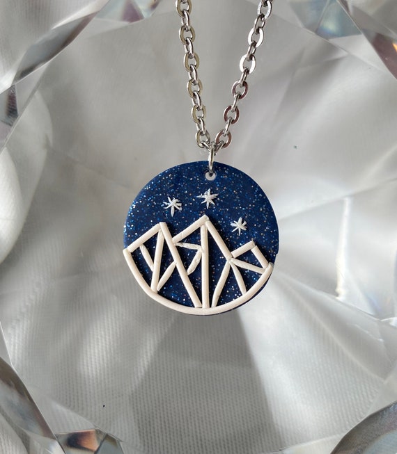 A court of best sale thorns and roses necklace