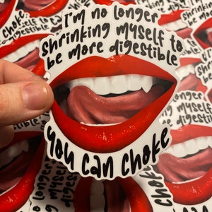 Lippen &quot;You Can Choke&quot; vinyl sticker, quote, ik krimp niet langer om meer verteerbaar te zijn, vampiertanden, vinyl sticker, feminist