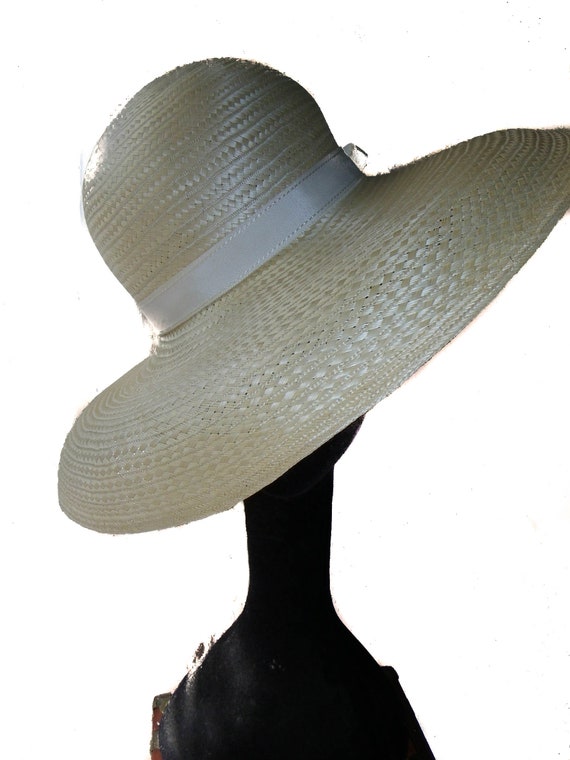 Off White Wide Brim Straw Hat In White Accessories Hats & Caps Sun Hats & Visors 