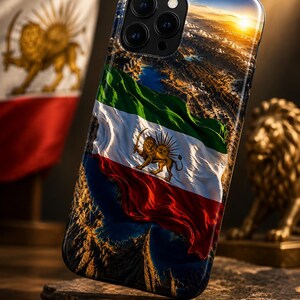 Könnte beinhalten: Eine Smartphone-Hülle mit einem grafischen Design der iranischen Flagge, das das Löwe-und-Sonne-Emblem über einer Berglandschaft bei Sonnenuntergang zeigt. Die Hülle hat einen Ausschnitt für eine Dreifachkamera und eine glänzende Oberfläche.