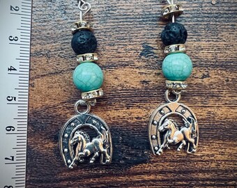 Perlina turchese pendente con perlina di lava nera e ferro di cavallo con orecchini a cavallo