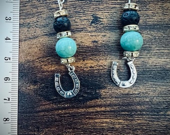 Orecchini pendenti in argento sterling con perline di lava nera con perline turchesi a forma di ferro di cavallo