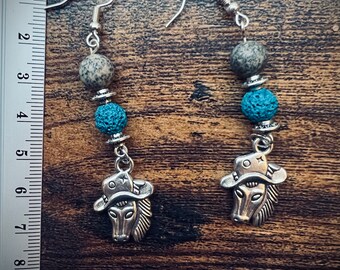 Perlina turchese pendente, perline bianche lucide con punti neri con cavallo e cappello da cowgirl