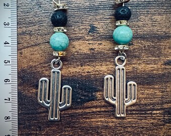Orecchini pendenti in turchese con perle di lava e cactus