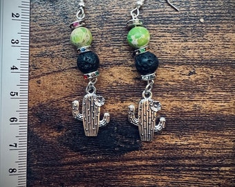 Orecchini pendenti con perla verde, perla di lava nera e cactus con fiore