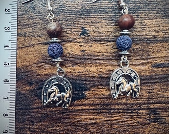 Marrone pendente con perline di lava viola e ferro di cavallo con orecchini a cavallo