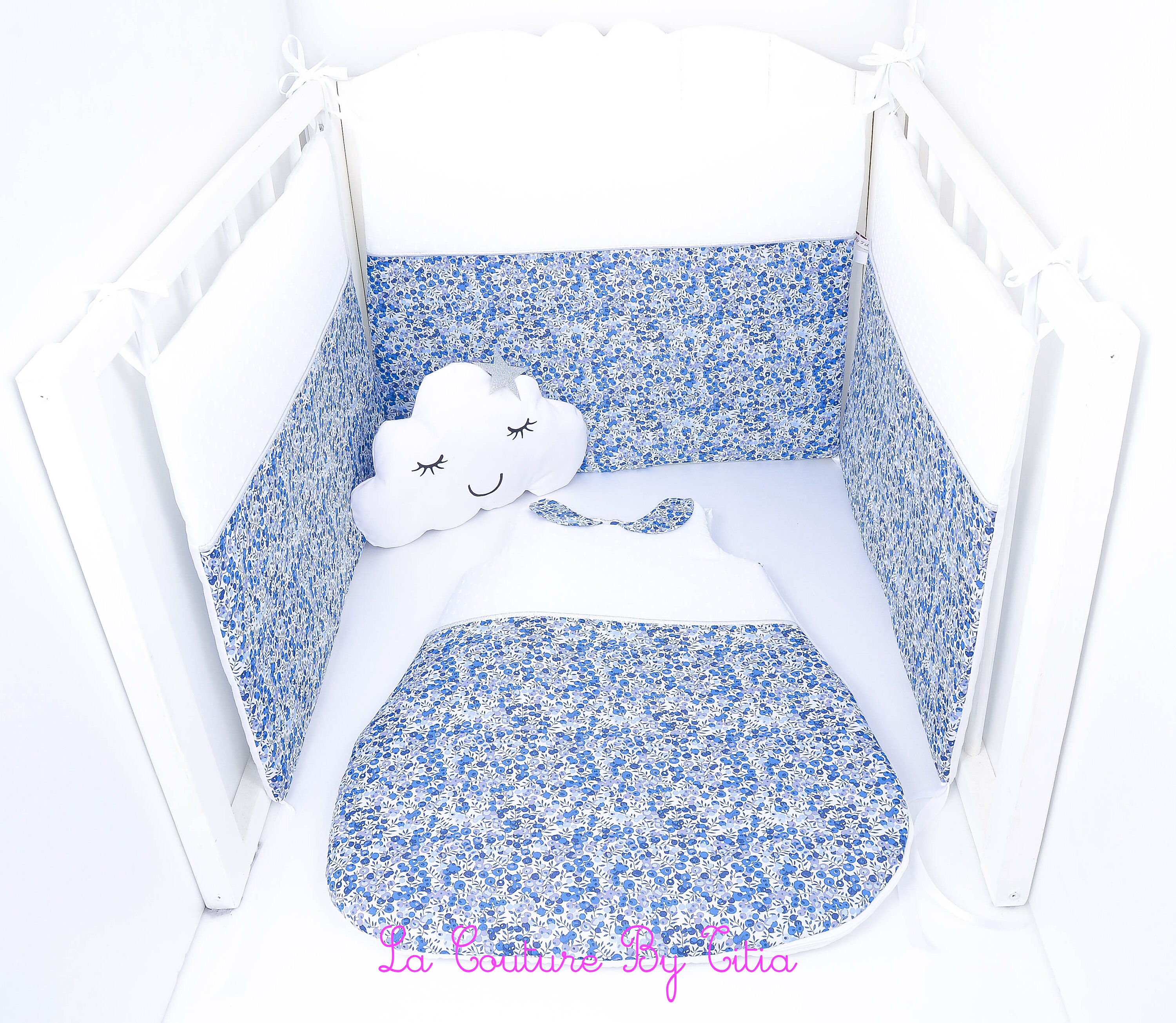 Tour de Lit Fait Main Plumetis Blanc, Passe Poil Argent et Liberty Wiltshire Curaçao @lacouturebytit