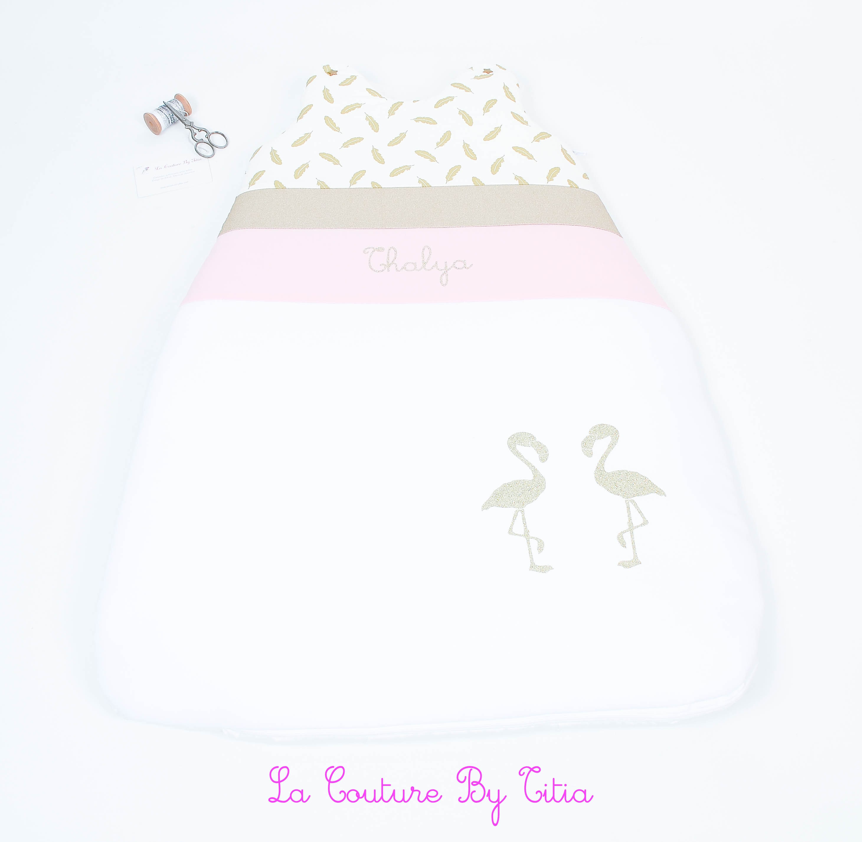 Turbulette Gigoteuse 0 - 6 Mois Fait Main Blanc Rose, Plumes Dorées et Flamand Rose Or @lacouturebyt