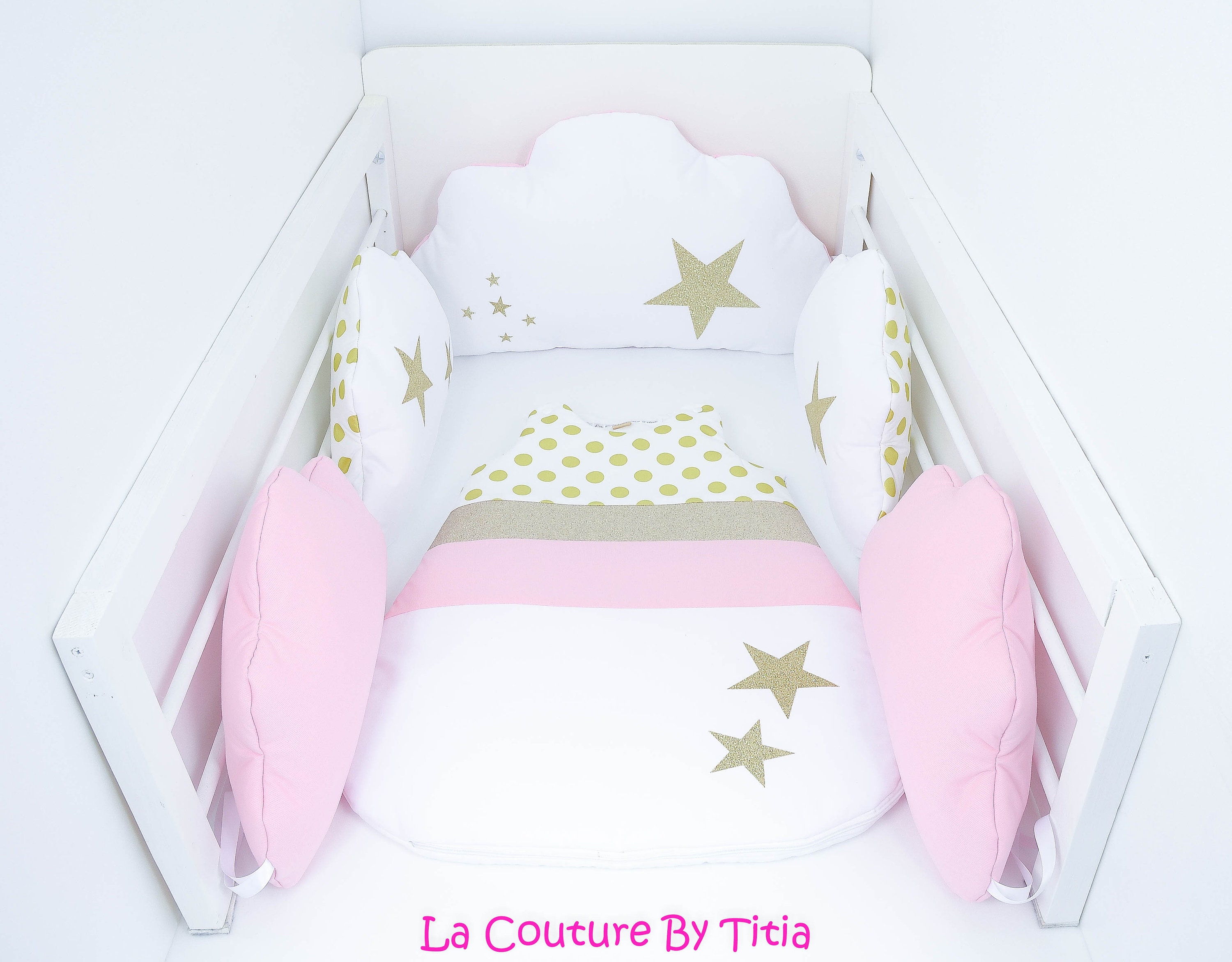 Tour de Lit Nuage Coussins Fait Main Étoiles Rose, Blanc Pois Or et Dorées @lacouturebytitia