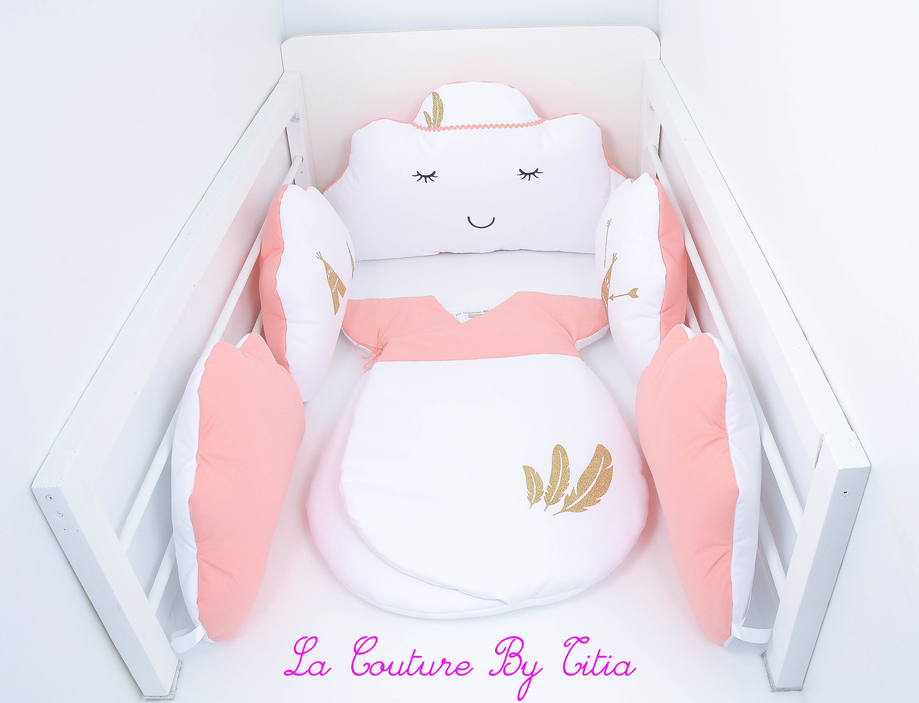 Tour de Lit Nuage Coussins Fait Main Indien, Blanc, Corail, Tipis et Plumes Dorées @lacouturebytitia