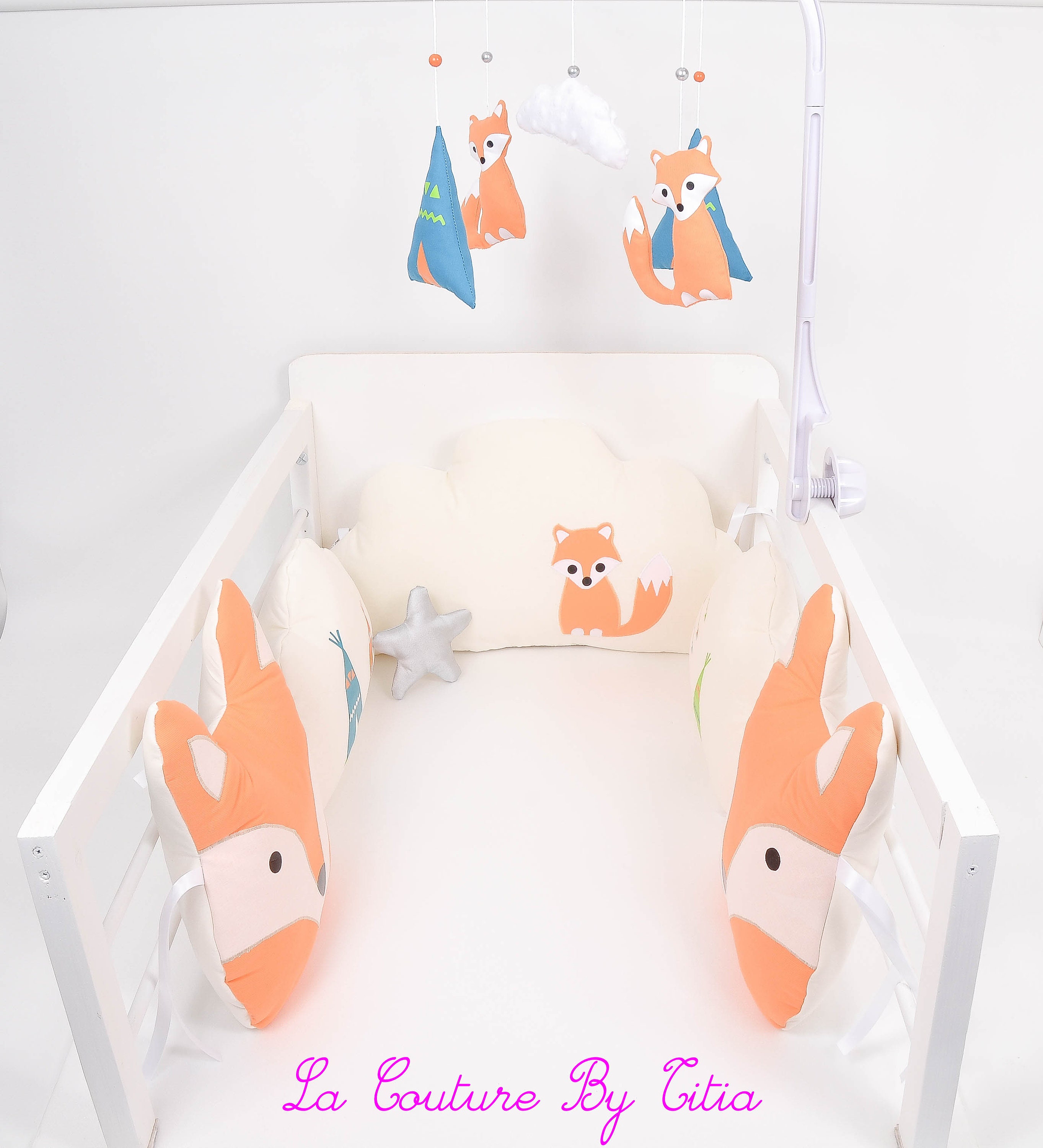 Tour de Lit Nuage Coussins Renard Beige, Orange et Tipis, Flèches Bleu Paon Vert d'eau @lacouturebyt