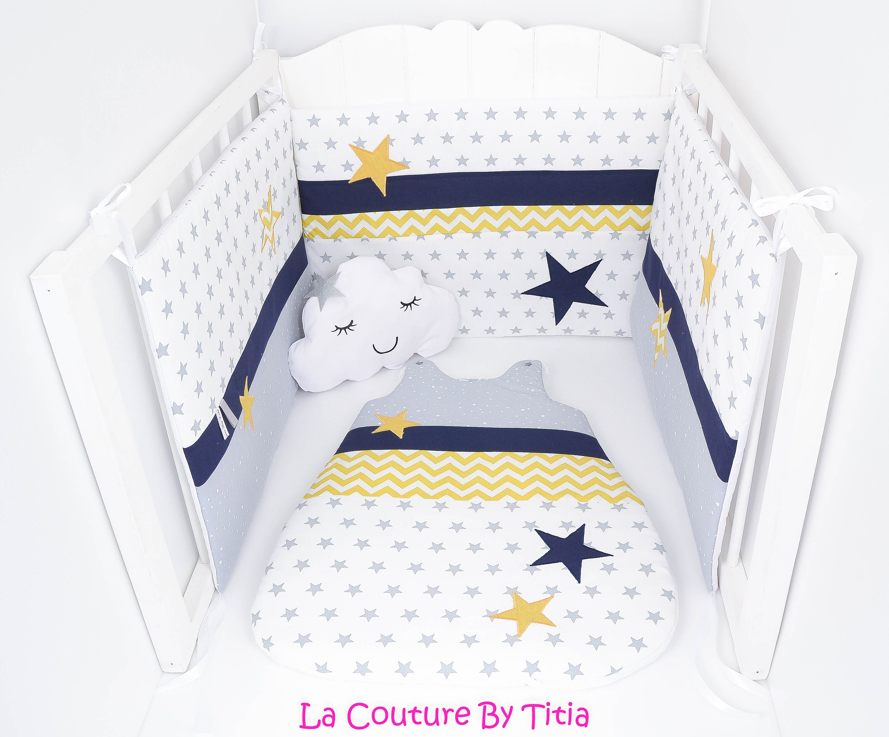 Tour de Lit Fait Main Blanc Étoiles Gris, Chevron Moutarde et Bleu Marine @lacouturebytitia